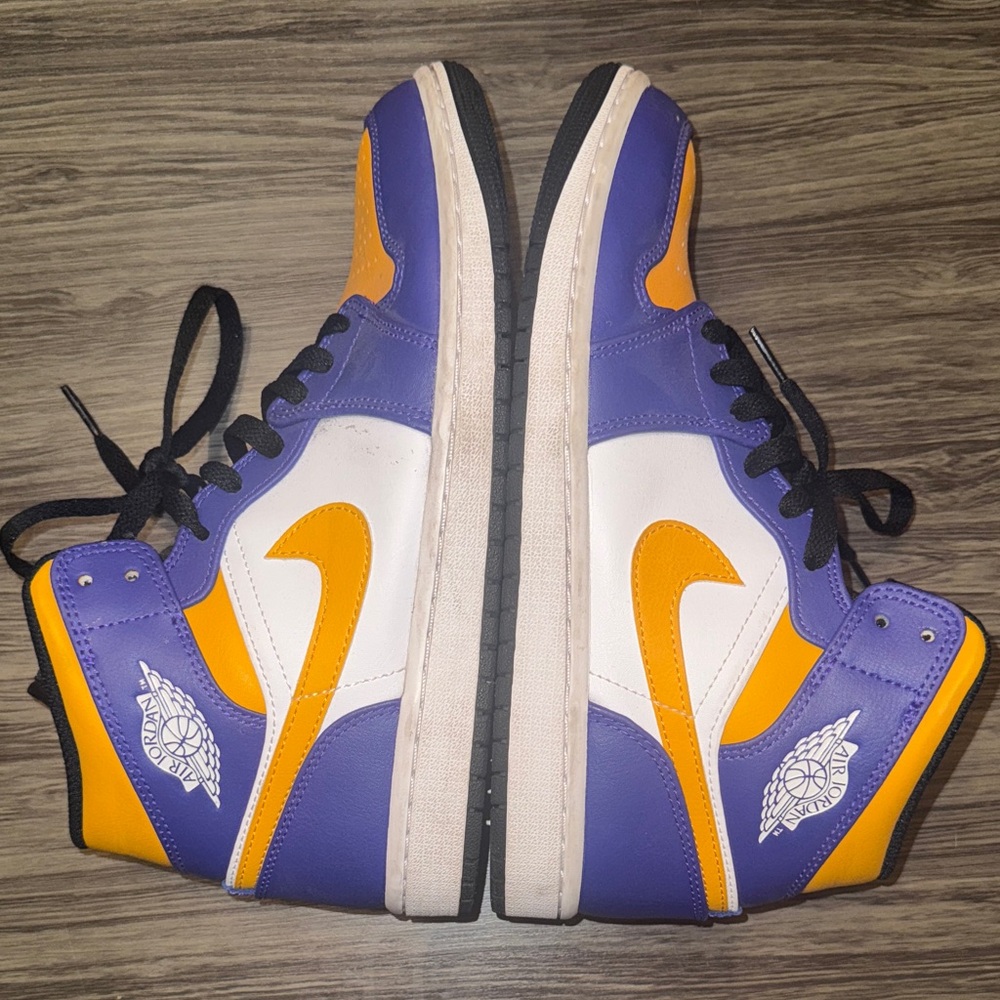Jordan 1s 💜🧡🤍 - Picture 6 of 9